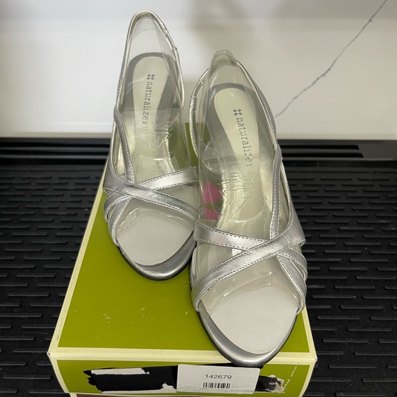 NATURALIZER Silver Metallic Comfort Summer Heels Sz 6.5 Dressy Kadie Prissy - Picture 3 of 14